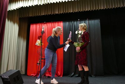 Jana Schmied übergibt Blume und Hüggelzwerg an Frau Seifert als Dankeschön