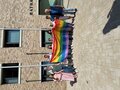 Regenbogenflagge hissen vor dem Hasberger Rathaus