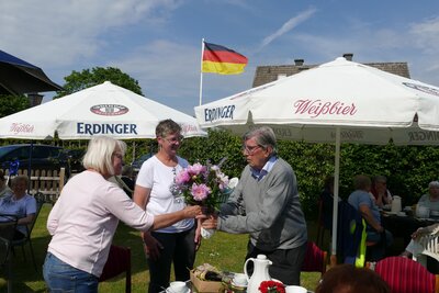 Annemarie Große Börding und Brigitte Wortmann bedanken sich bei Klaus Dreyer